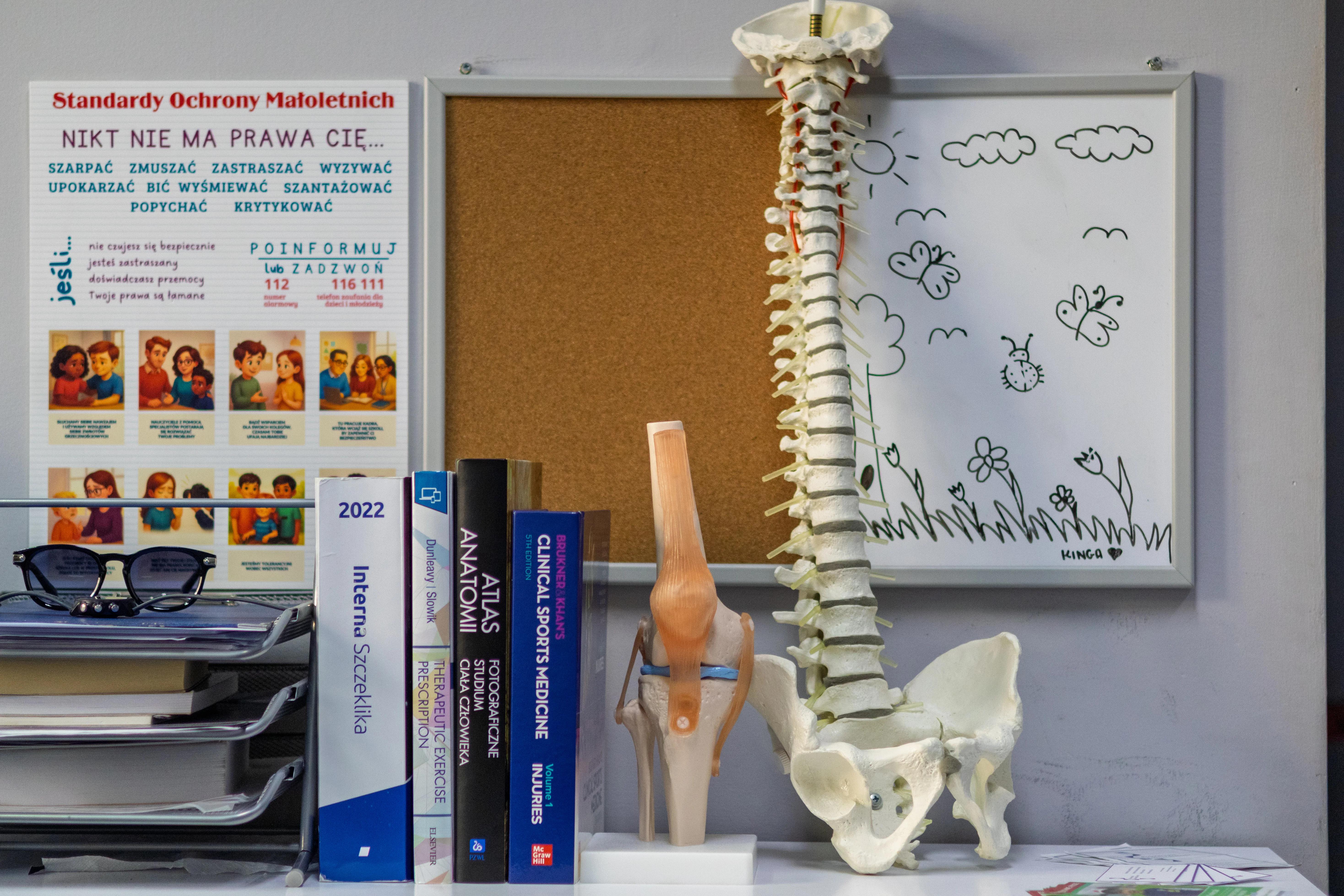Atlas anatomiczny na biurku